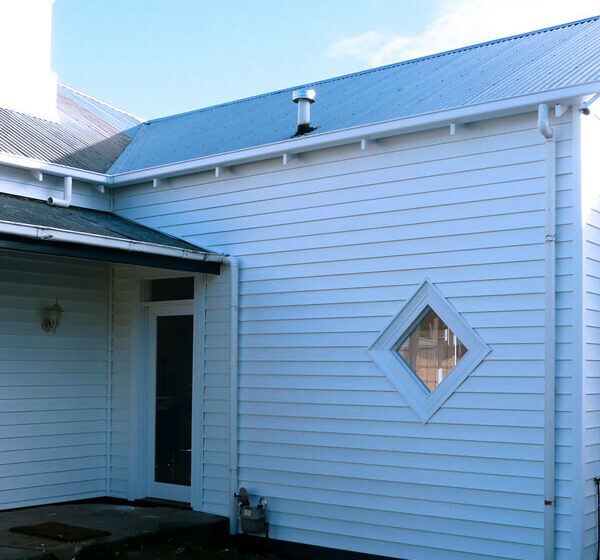 Classic style reclad in Lara, Victoria using a Mitten Vinyl Frost White Cedarline profile, installed by Vinyl Cladding Professionals.