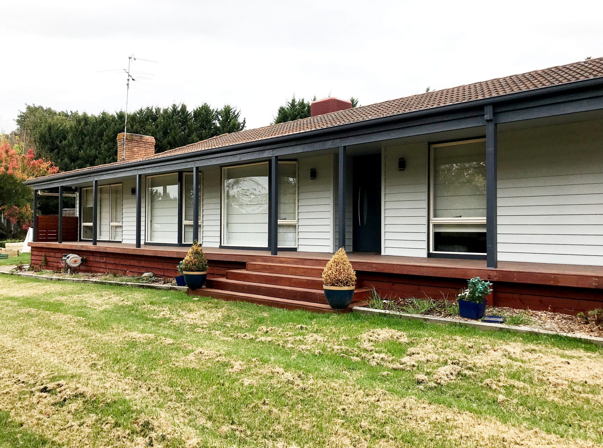 Stylish reclad in Berwick, Melbourne using a Mitten Vinyl Satin Grey Cedarline cladding profile, installed by Vinyl Cladding Professionals