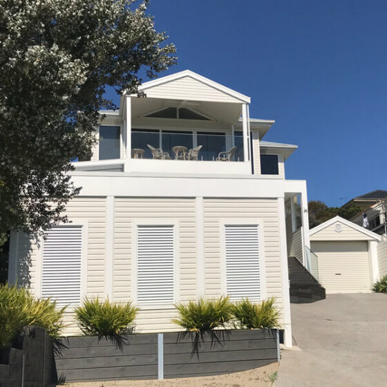 New build in Mount Martha clad in Cambridge Bone White profile. Installed by Vinyl Cladding Professionals.