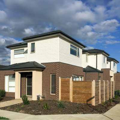 Multi-unit new build – Cambridge Vinyl Cladding Bone White – Narre Warren, Melbourne