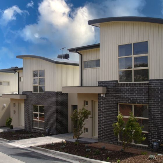 Multi-unit new build – Vertical Vinyl Cladding Ivory – Doncaster, Melbourne